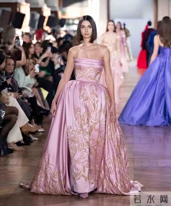 陈可辛吴君如19岁女儿参加巴黎名媛舞会，张艺谋女儿等人也参加过