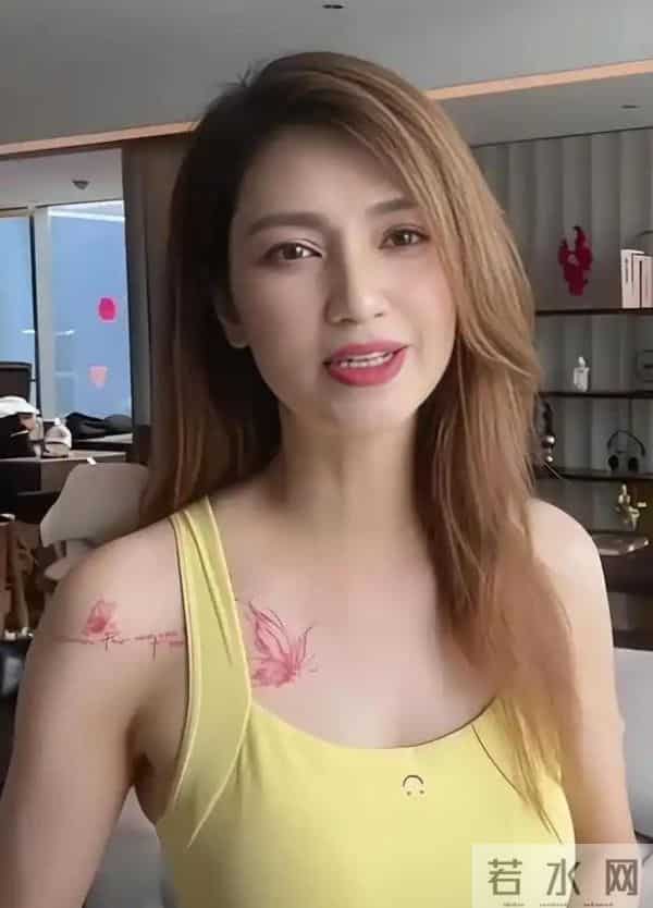 张丹峰洪欣带孩子逛环球影城，对着镜头比耶，完全看不出相差10岁