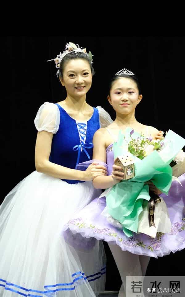 恩爱25年难敌岁月残酷！74岁张艺谋瘦弱如柴，43岁陈婷仍娇美如花