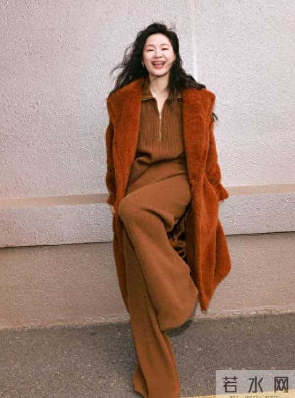 金靖当妈后气质大变！穿棕色毛绒外套+阔腿裤，高级又大气