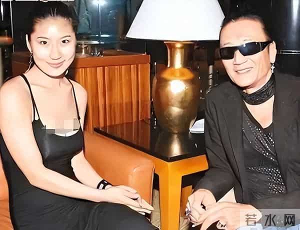 被谢贤养了12年，用青春换来2000万的Coco，已经走上了另一条道路