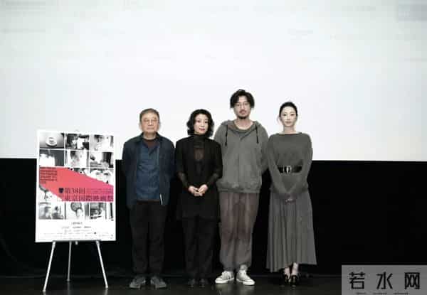 确定无缘奖项，白百何携17岁与4岁的两孩子回国，缺席明天闭幕式