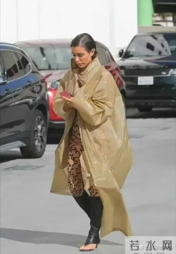 侃爷老婆比安卡独自出门！穿搭仍看不懂，比和侃爷同框正常多了