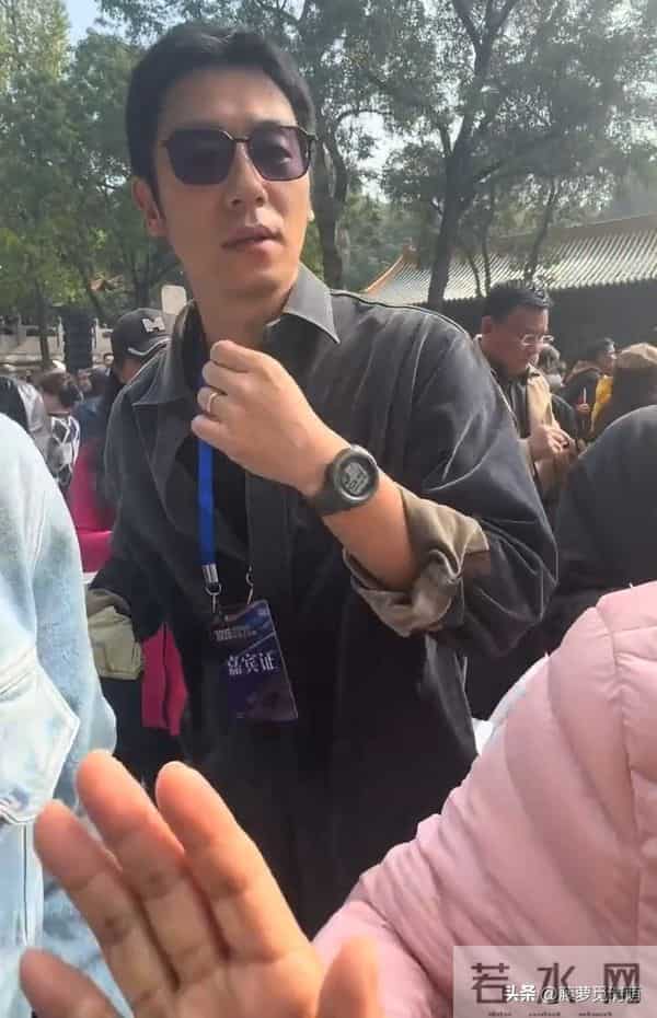 41岁朱亚文在南京被偶遇，他和粉丝拍照好亲切，打扮朴素却好帅气