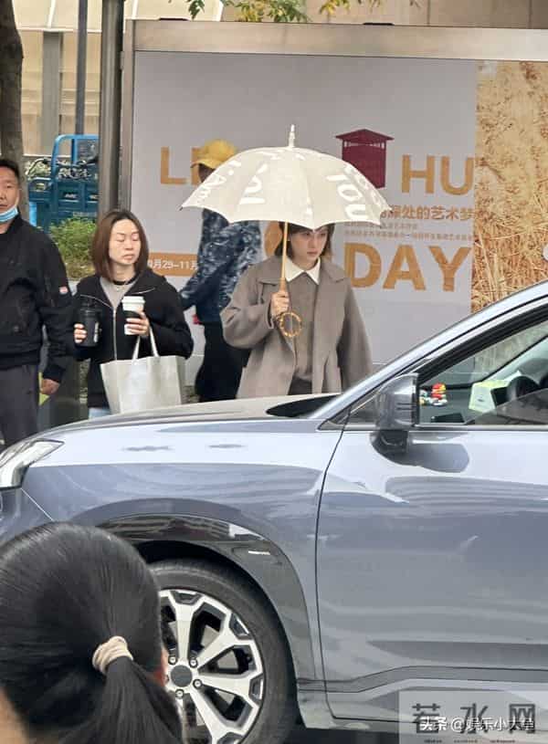 孙俪无锡拍戏被偶遇，身穿毛呢大衣新发型好洋气，本人又瘦又美！