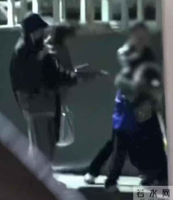 狗仔拍刘诗诗聚餐失控：拉不住发火的魔丸差点绊倒，明星也狼狈