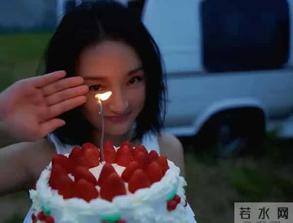 50岁周迅头发花白,瘪嘴模样一脸老态认不出,无儿无女成最大遗憾