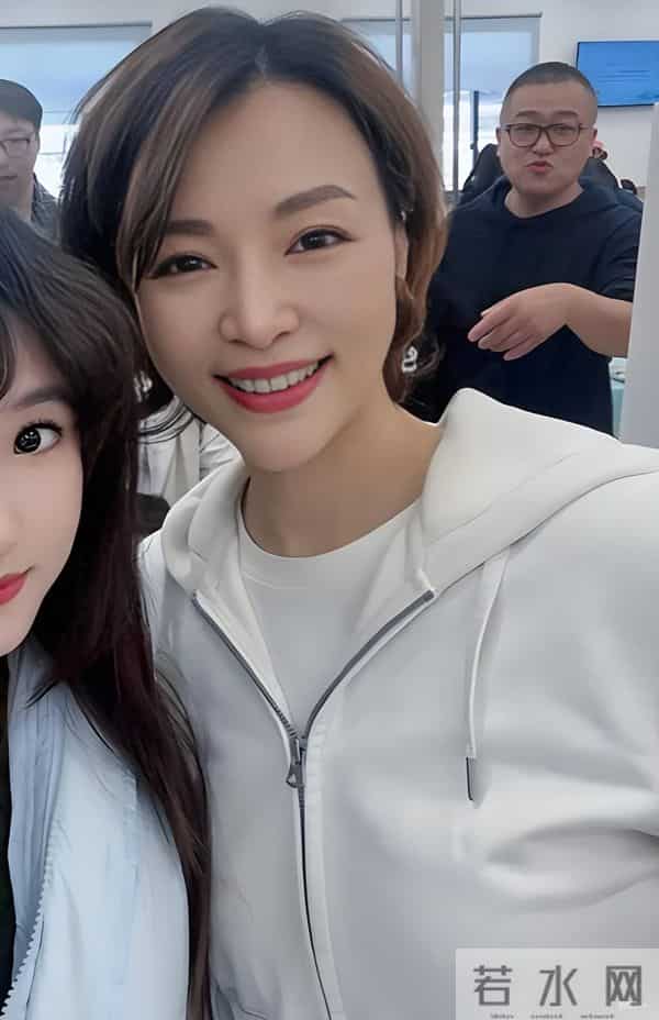 董卿带儿子现身南通！体态挺拔气色红润，奔五状态美到犯规