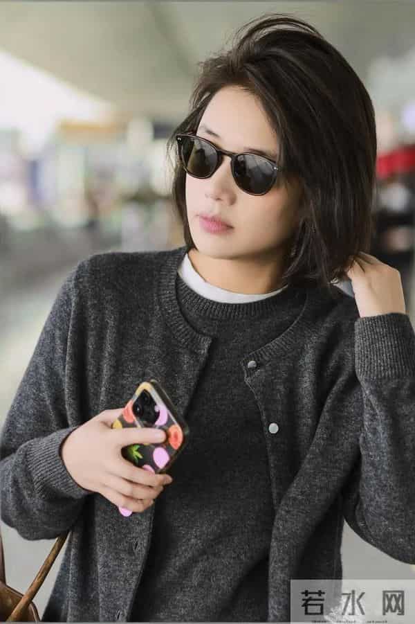 马思纯剪了短发后越发时髦！穿灰色针织衫+阔腿裤，减龄又洋气！