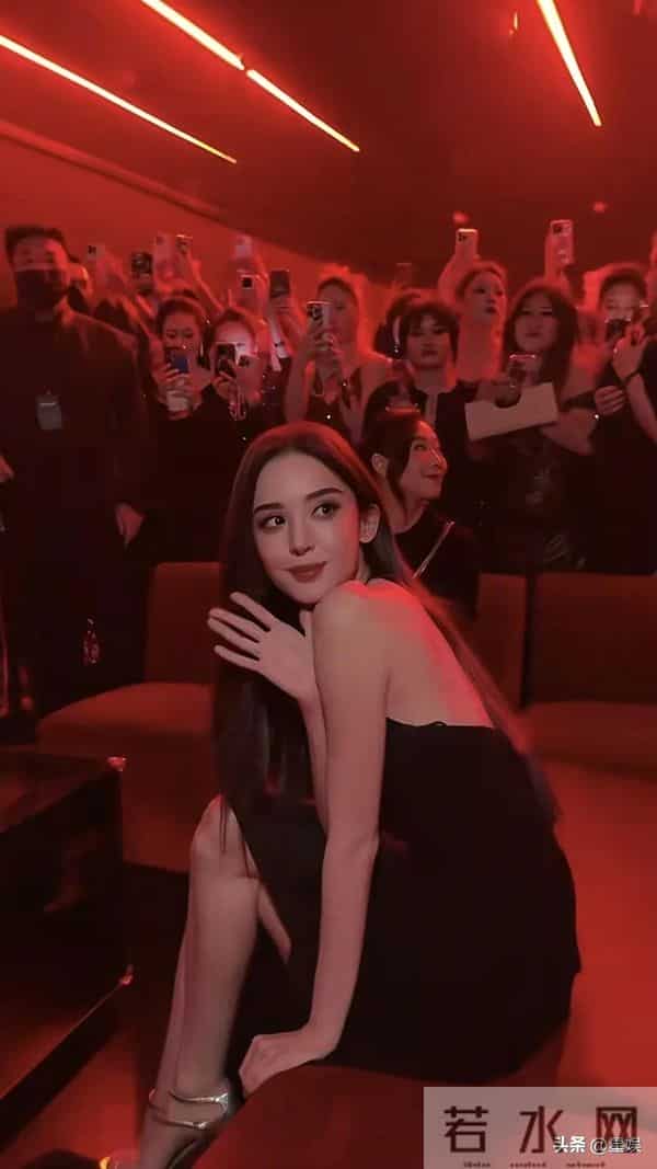 娜扎黑色裙坐在沙发上