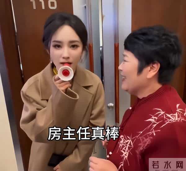 尴尬!房主任抱杨幂引争议,被吐槽没有边界感,杨幂嫌弃写在脸上