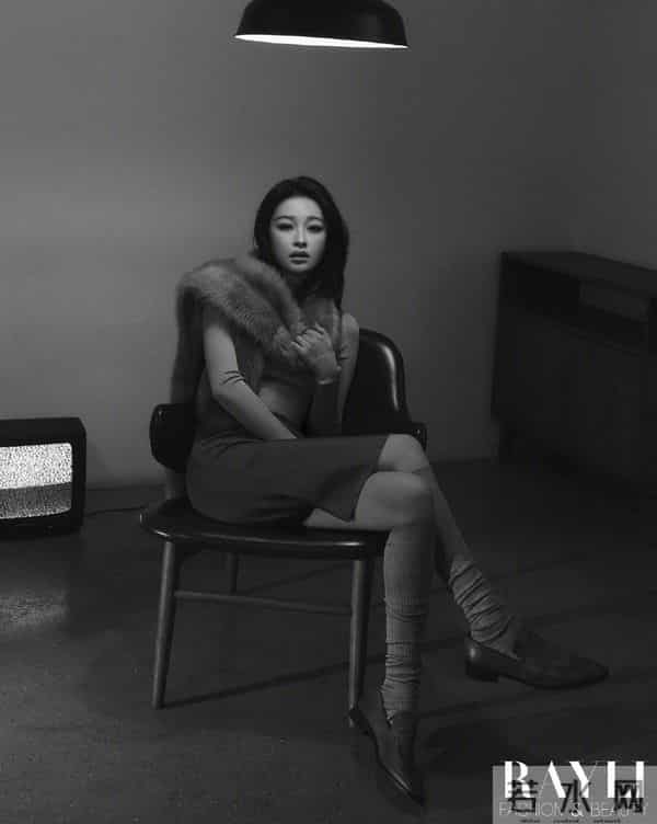 孙怡11月份封面写真，丝袜高跟穿搭个性又迷人