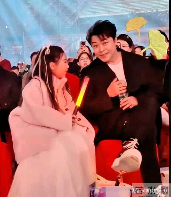 陈思诚和小酒窝聊天了，他一脸宠溺就像看着儿媳妇！