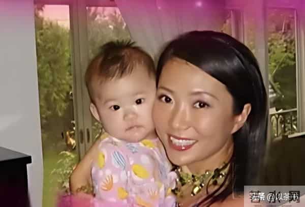 她曾火遍全国，巅峰时与台湾音乐家隐居，如今58岁未婚与养女相伴