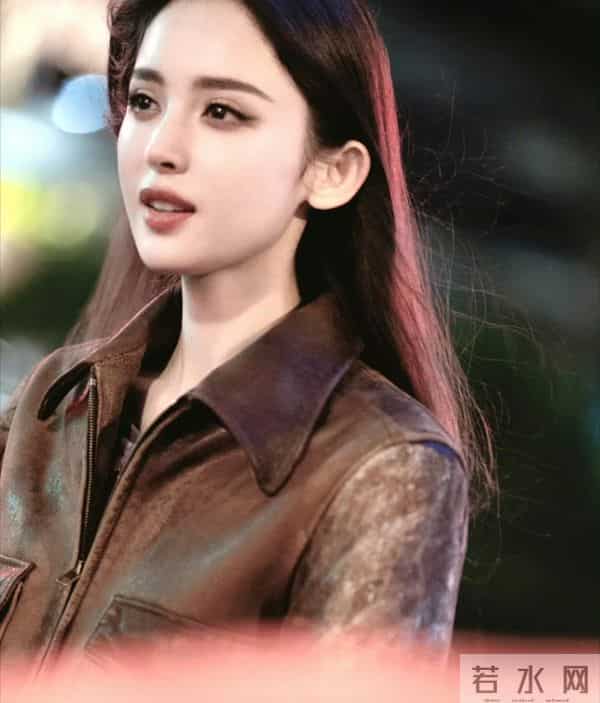 娜扎短款小皮衣，美的不可方物