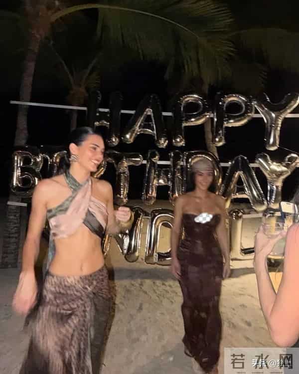 肯豆在私人岛屿庆生，68岁妈妈融入姐妹团，不敢相信还能这么热辣