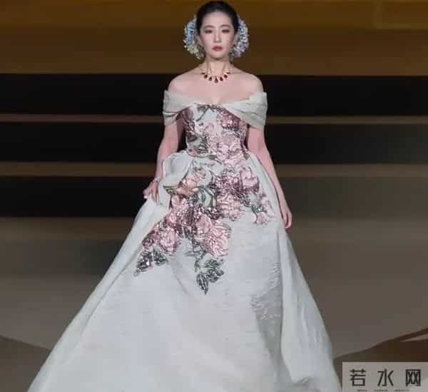 凌晨2个瓜,迪丽热巴红毯遭人嫌?刘亦菲被内涵不时尚,各个离谱