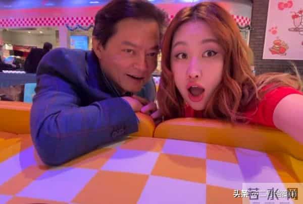 挤走原配自己做美艳师娘, 嫁65岁音乐家的王冰冰, 如今玩的更"花"了