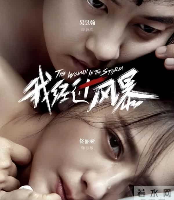 佟丽娅在深圳扫购黄金！头发稀少假发明显，满胳膊黄金手串太吸睛