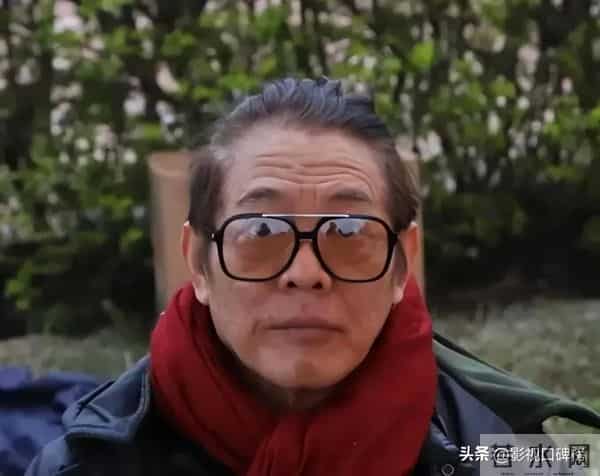 李连杰亲自下场辟谣，泳池脱衣露出光洁胸口，直言：别拿逝者炒作