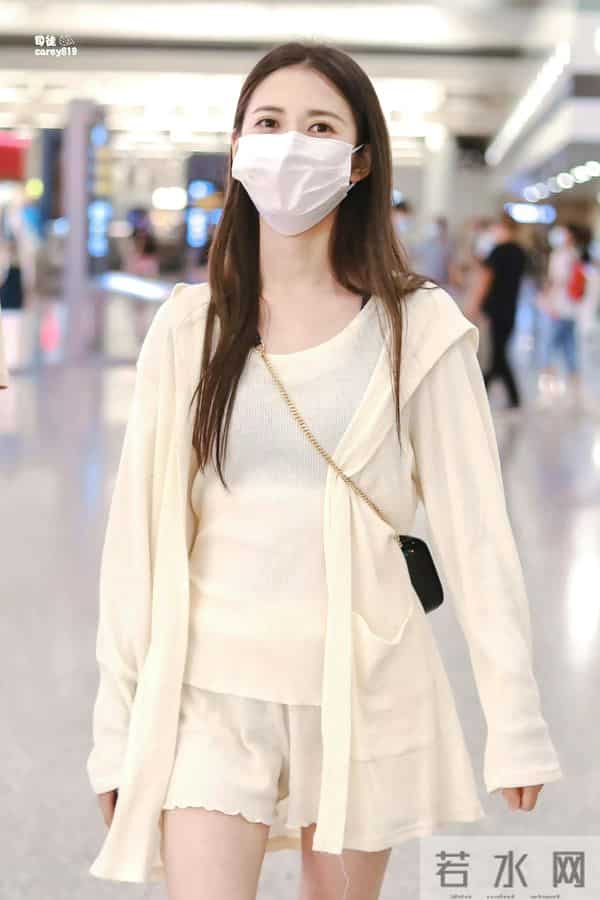 陈钰琪机场照美腿美脚丫超短裤，这拖鞋都能穿这么美？