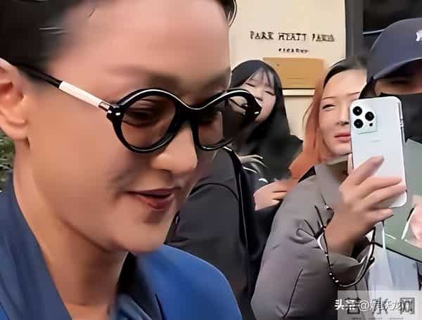 年过50岁的周迅一头白发，无儿无女成为了这辈子最大的遗憾！