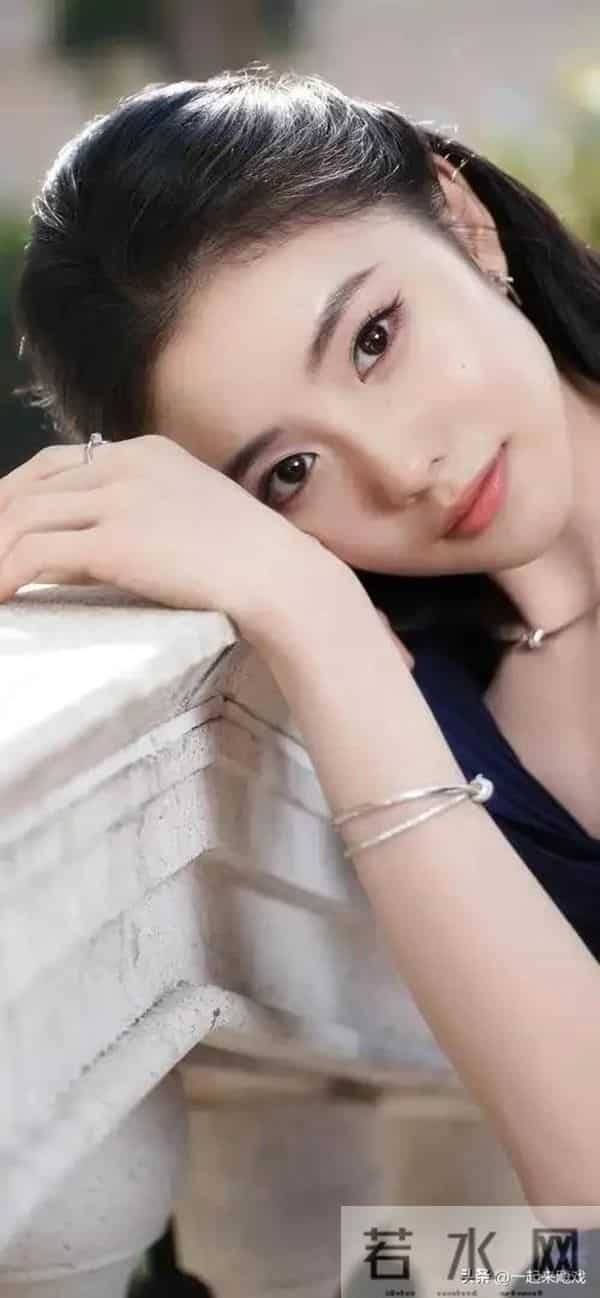 刘浩存绝美性感，气质封神惊艳瞬间