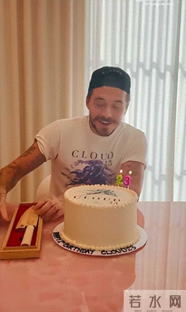 50岁贝克汉姆带妻儿领勋章,14岁小七好漂亮,布鲁克林依旧没露面