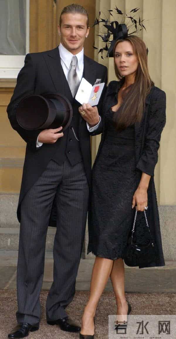 贝克汉姆圆梦封爵!一手牵贝嫂一手牵小七,俩儿子像“保镖”