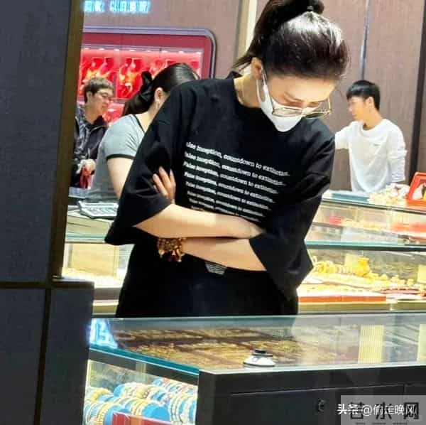佟丽娅深圳扫金，素颜逛水贝买黄金，穿百元T恤，付款不手软