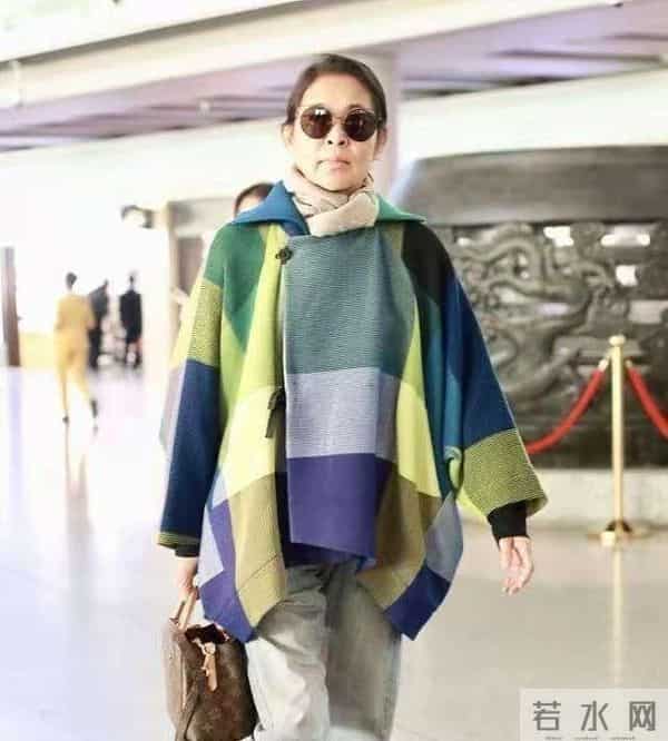 倪萍瘦身后真洋气，穿宽松毛衣+牛仔裤走机场，拿LV包包不像66岁