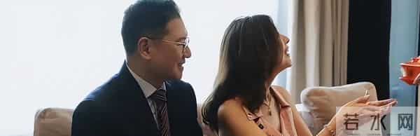 李嘉欣姐姐在上海参加继子婚礼,被敬茶笑不拢嘴,15岁儿子罕露脸