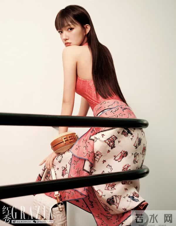 程潇美腿小白袜写真，感觉程潇香香嫩嫩的