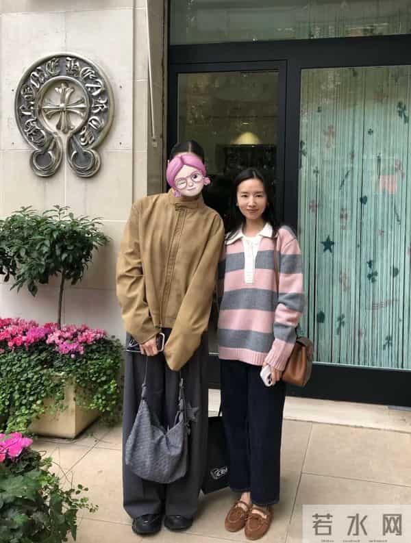 45岁董洁巡店被偶遇,本人皮肉松弛、个子不高,穿搭简洁气质好