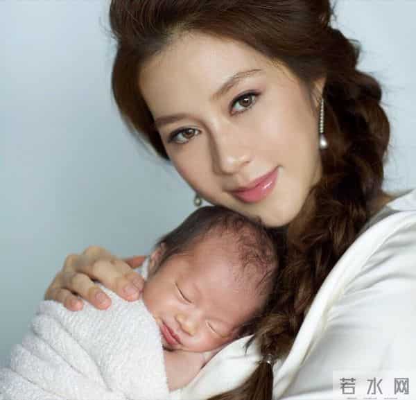 她14岁就长得“倾国倾城”,被富豪花7亿娶回家,8年生下4个娃