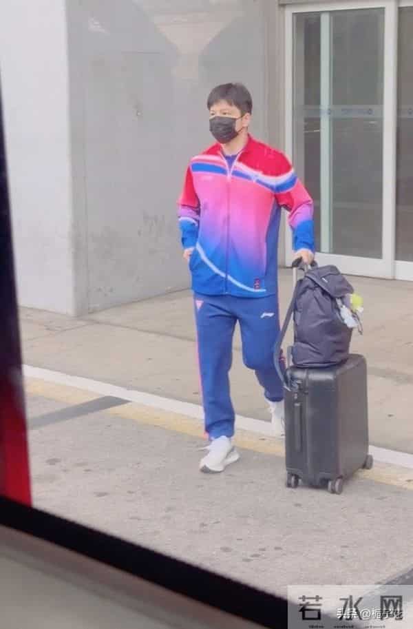 樊振东在澳门被偶遇，他看起来瘦了不少，穿着迷彩服运动装 帅呆了