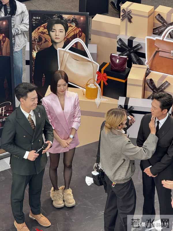 秦岚王阳宁波拍戏时被偶遇，男帅女美超养眼，秦岚温柔身姿太勾人