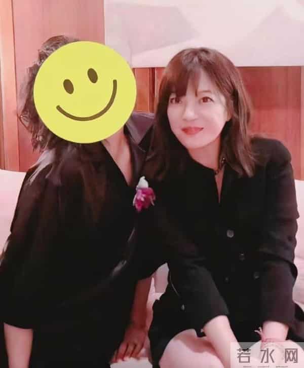 面相又变了！50岁赵薇近照曝光，婚礼上用心打扮，却走不了回头路