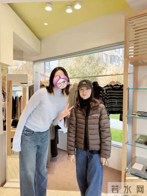 45岁董洁巡店被偶遇,本人皮肉松弛、个子不高,穿搭简洁气质好