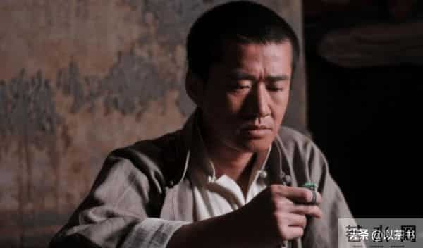 知名演员无戏可拍,在老家拍视频卖炒面,张颂文早已揭开内娱真相