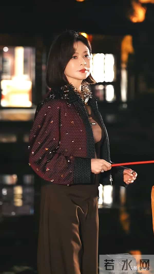 63岁关之琳染发新造型：短款外套+阔腿裤，减龄又高级，美得像39