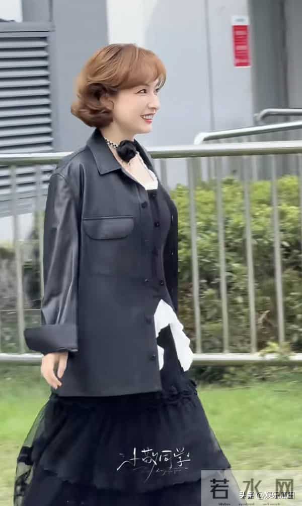 吴昕今日上班路透,皮衣黑裙配小卷发,造型好洋气,越来越美了