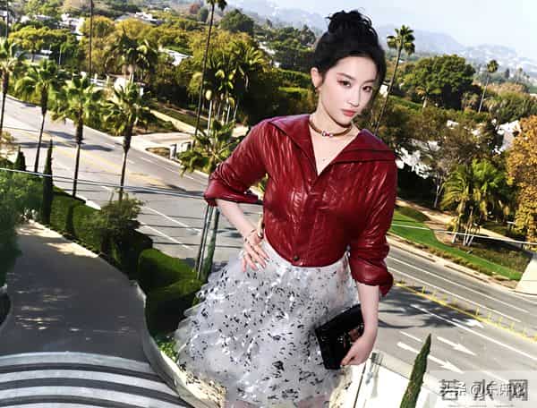 刘亦菲，短裙高跟，美丽飒爽！