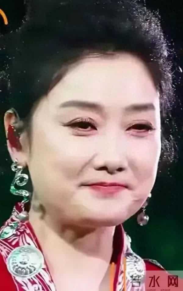 凤凰传奇玲花才44岁老了很多，发福20斤，像个老妈妈，岁月无情啊