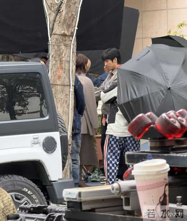 孙俪无锡拍戏被偶遇，身穿毛呢大衣新发型好洋气，本人又瘦又美！