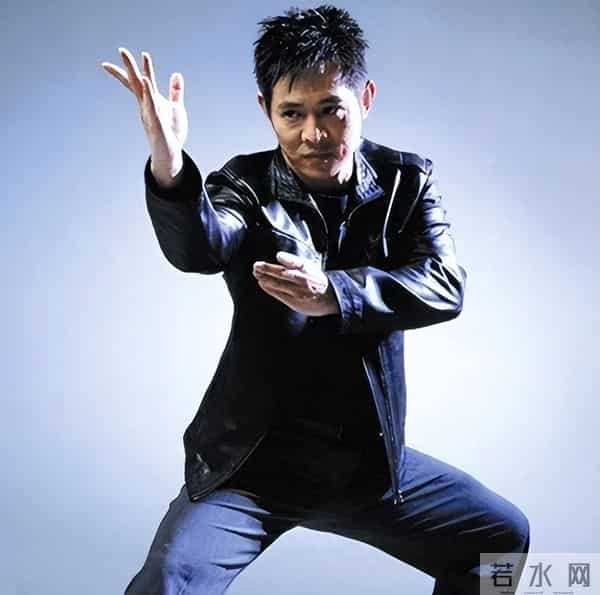 62岁李连杰豪宅游泳，脱光上衣自证清白，大腹便便并无刀疤