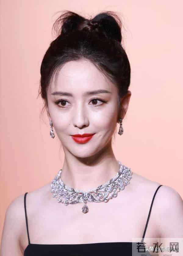 佟丽娅深圳扫购黄金!头发稀少假发明显,满胳膊黄金手串太吸睛