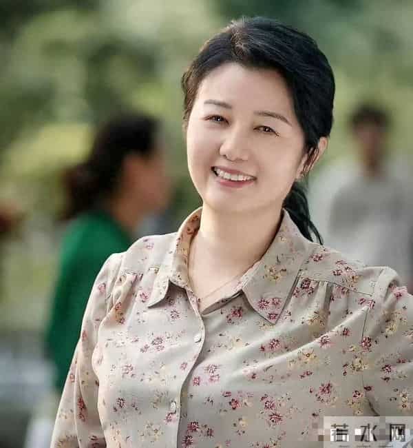 二婚嫁大13岁杜志国后，定居武汉素面朝天很自信，继子杜淳成心病