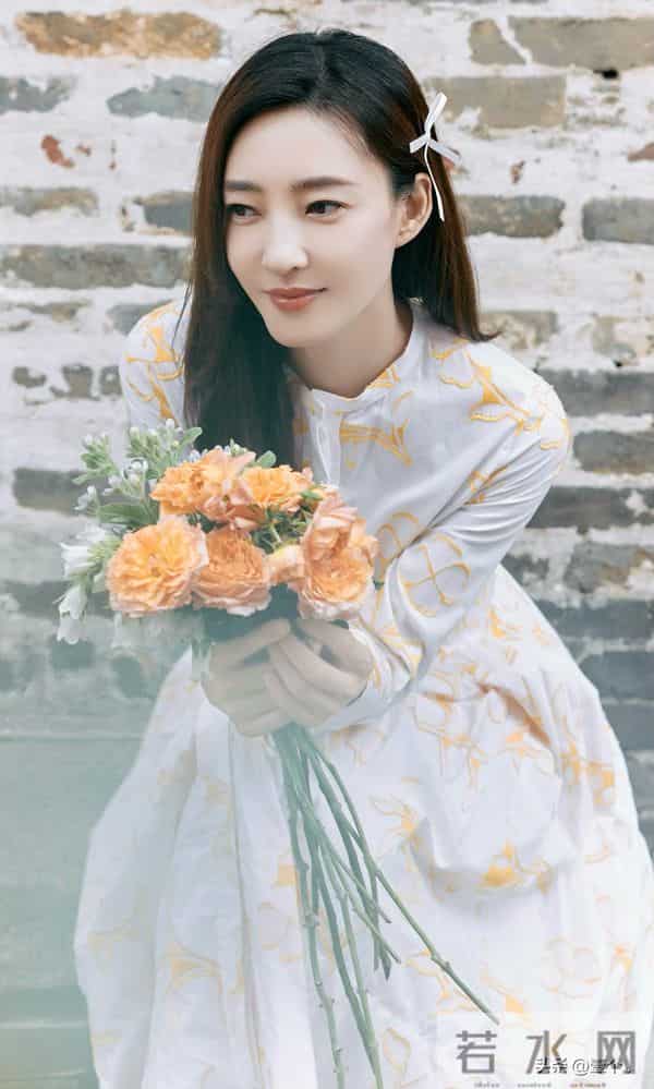 从“素颜出圈”到“风格百变”，王丽坤越来越欲了