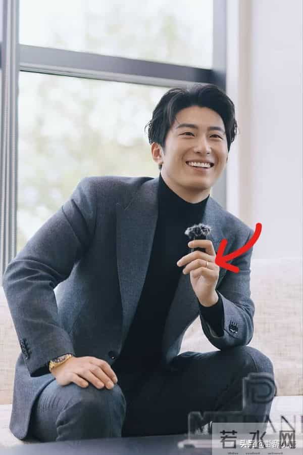 窦骁现身西安参加活动，西装革履，又高又帅，手上婚戒格外亮眼！